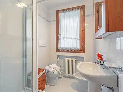 Badezimmer mit Dusche