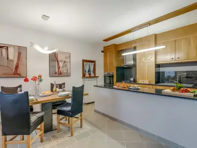 Küche und Essbereich