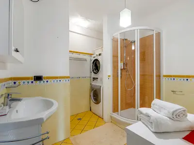 Badezimmer mit Dusche