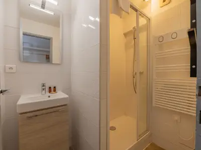 Badezimmer mit Dusche