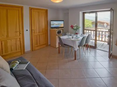 Wohnzimmer und Essbereich mit Zugang zum privaten Balkon