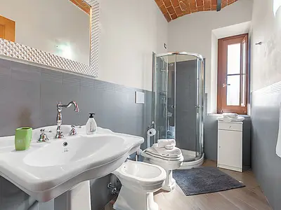 Badezimmer mit Dusche