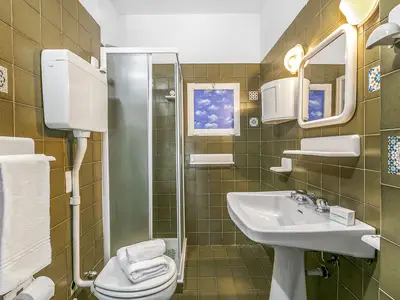 Badezimmer mit Dusche