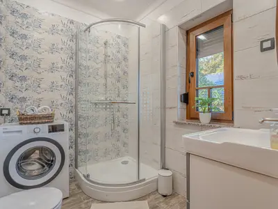 Badezimmer mit Dusche