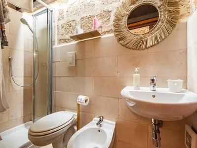 Badezimmer mit Dusche