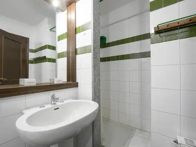 Badezimmer mit Dusche