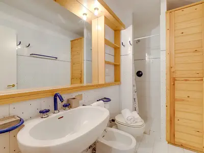 Badezimmer mit Dusche