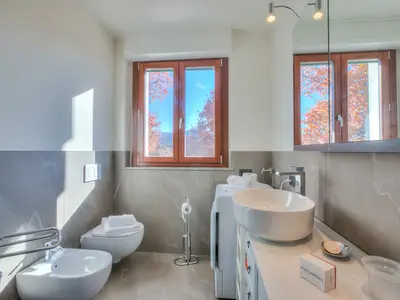 Badezimmer mit Dusche