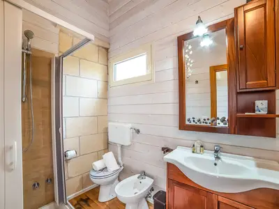 Badezimmer mit Dusche