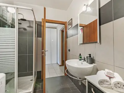 Badezimmer mit Dusche