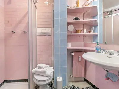 Badezimmer mit Dusche