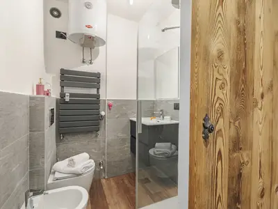 Badezimmer mit Dusche