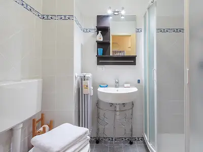 Badezimmer mit Dusche