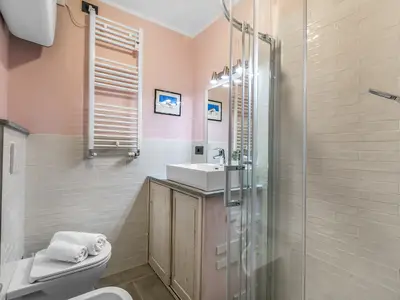 Badezimmer mit Dusche