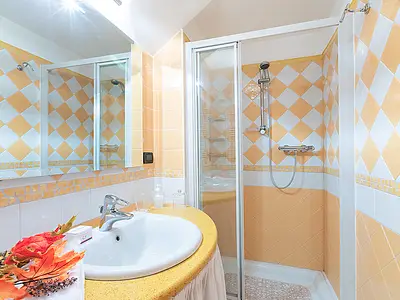 Badezimmer mit Dusche