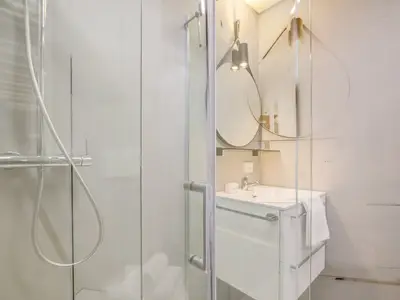 Badezimmer mit Dusche