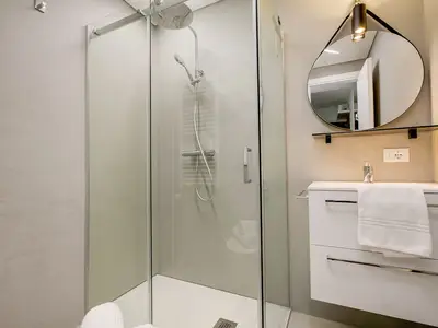 Badezimmer mit Dusche