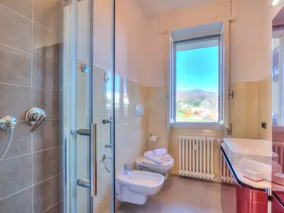 Badezimmer mit Dusche