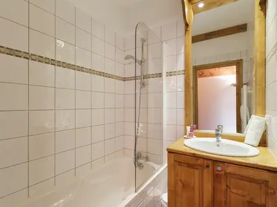 Badezimmer mit Badewanne