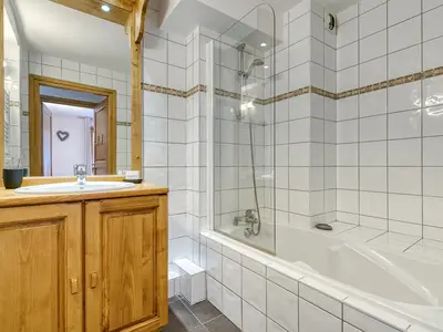 Badezimmer mit Badewanne