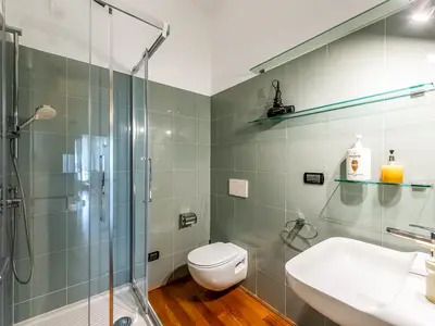 Badezimmer mit Dusche