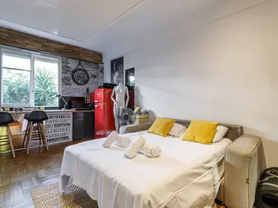 Schlafsofa (Schlafbereich für Studio)