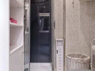 Badezimmer mit Dusche