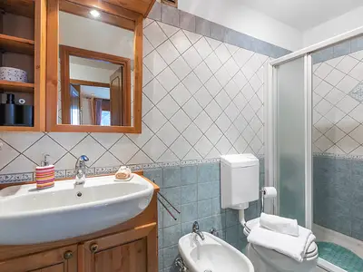 Badezimmer mit Dusche