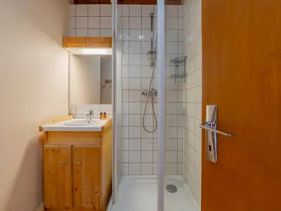 Badezimmer mit Dusche