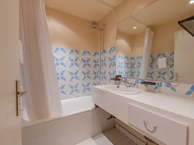 Badezimmer mit Badewanne