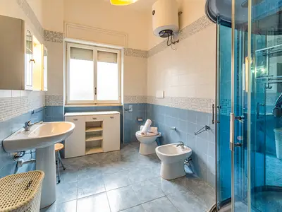 Badezimmer mit Dusche