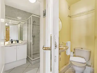 Badezimmer mit Dusche