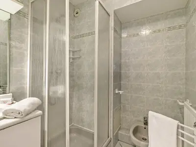 Badezimmer mit Dusche