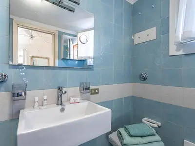 Badezimmer mit Dusche