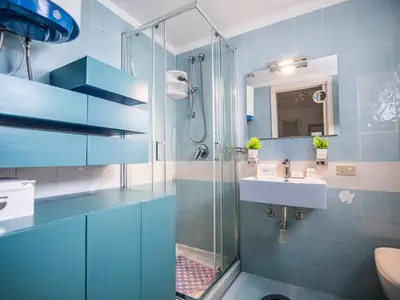 Badezimmer mit Dusche