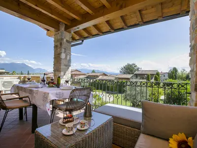 Die geräumige überdachte Terrasse.