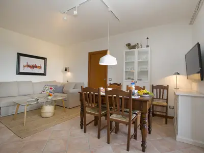 Das Wohnzimmer mit Doppelschlafsofa.