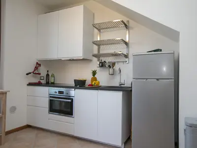 Die Küche mit Geschirrspüler.