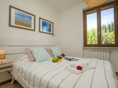 Das zweite Schlafzimmer mit Doppelbett.