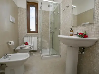 Das Badezimmer mit Dusche, Bidet und WC.