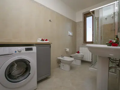 Das Badezimmer mit Waschmaschine.