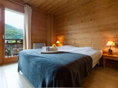 Hauptschlafzimmer mit zweitem Zugang zum Balkon