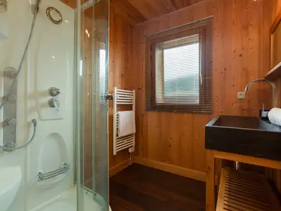 Moderne Duschkabine im Badezimmer (Toilette separat)