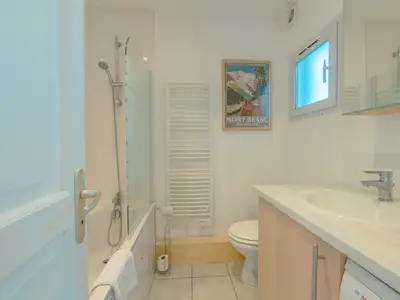 Badezimmer mit Badewanne