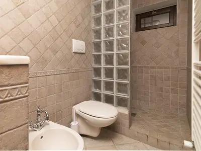 Badezimmer mit Dusche