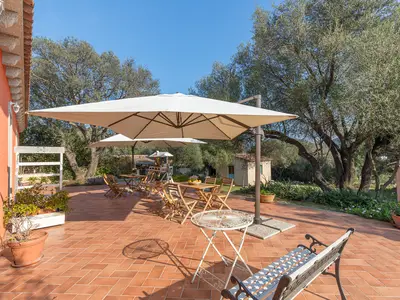 Gemeinsame Außenterrasse mit eigenen Stühlen und Tisch