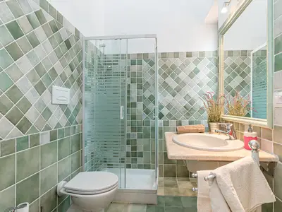 Badezimmer mit Dusche