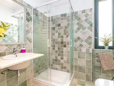 Badezimmer mit Dusche