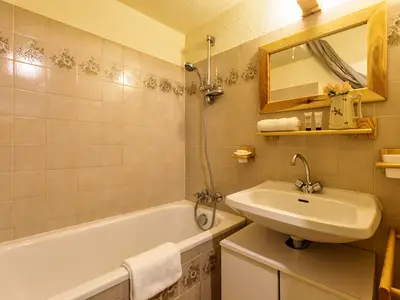 Badezimmer mit Badewanne