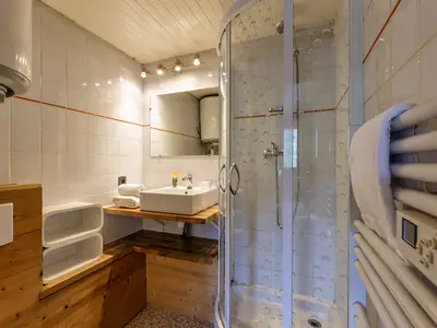 Badezimmer mit Dusche